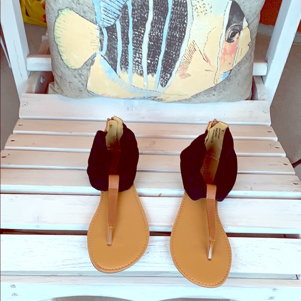 Black sandal with Zipper in the back 👣Super cute